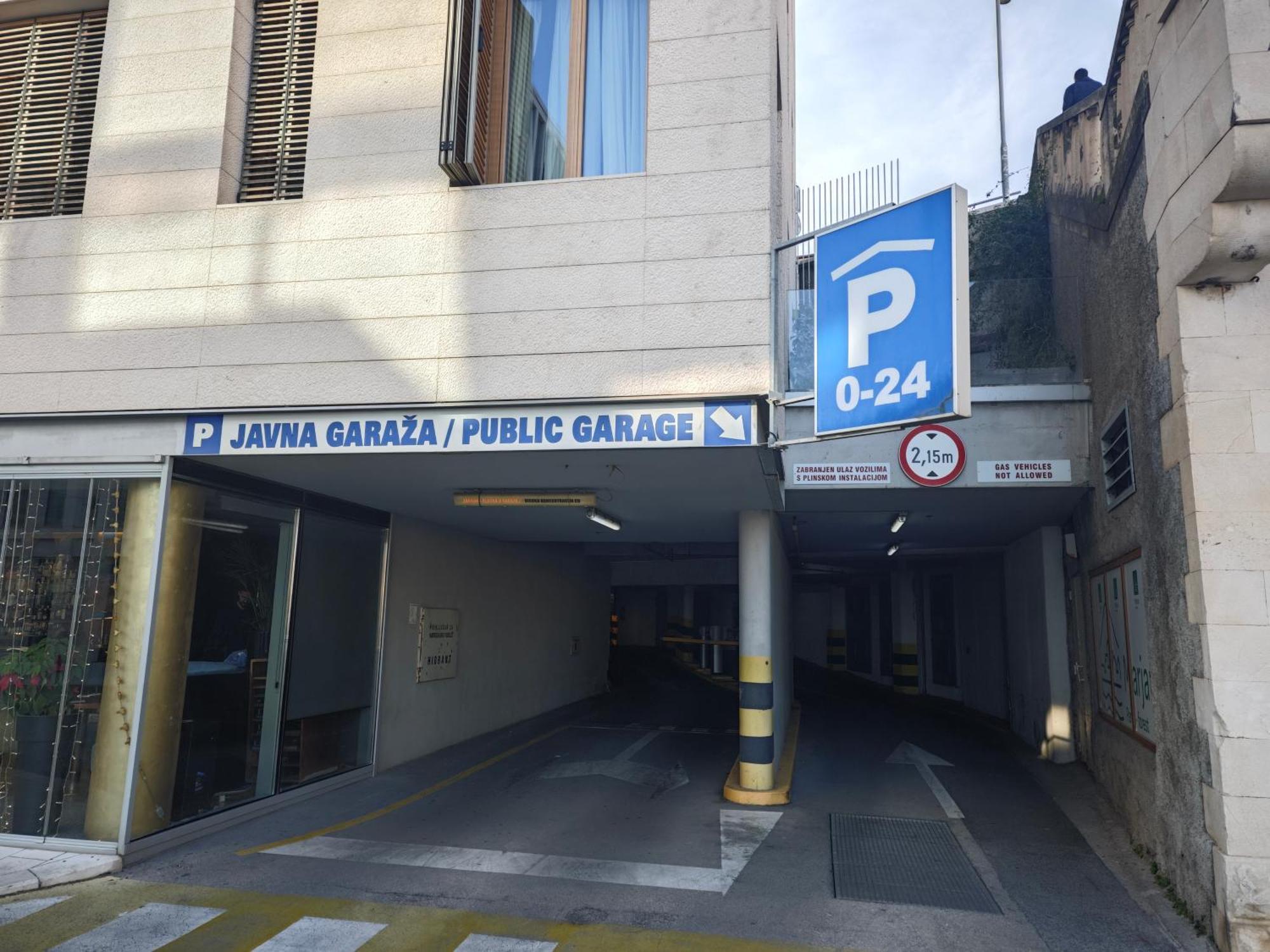 Apartment Central Old Town With Private Indoor Garage Parking Split Extérieur photo